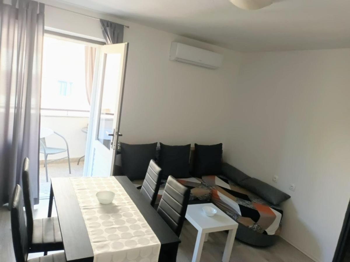 Apartment None Makarska Bagian luar foto