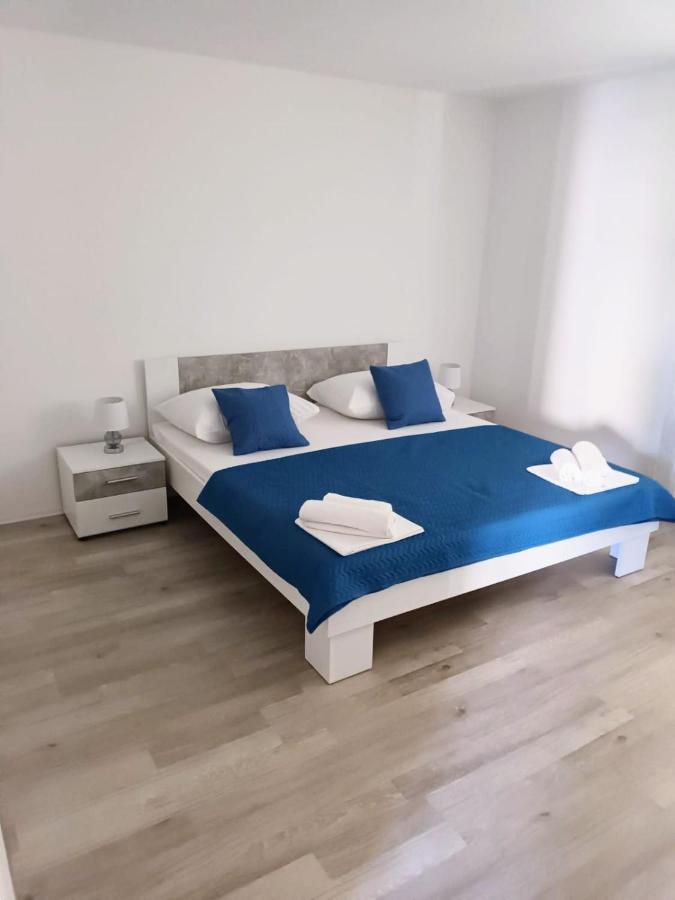 Apartment None Makarska Bagian luar foto