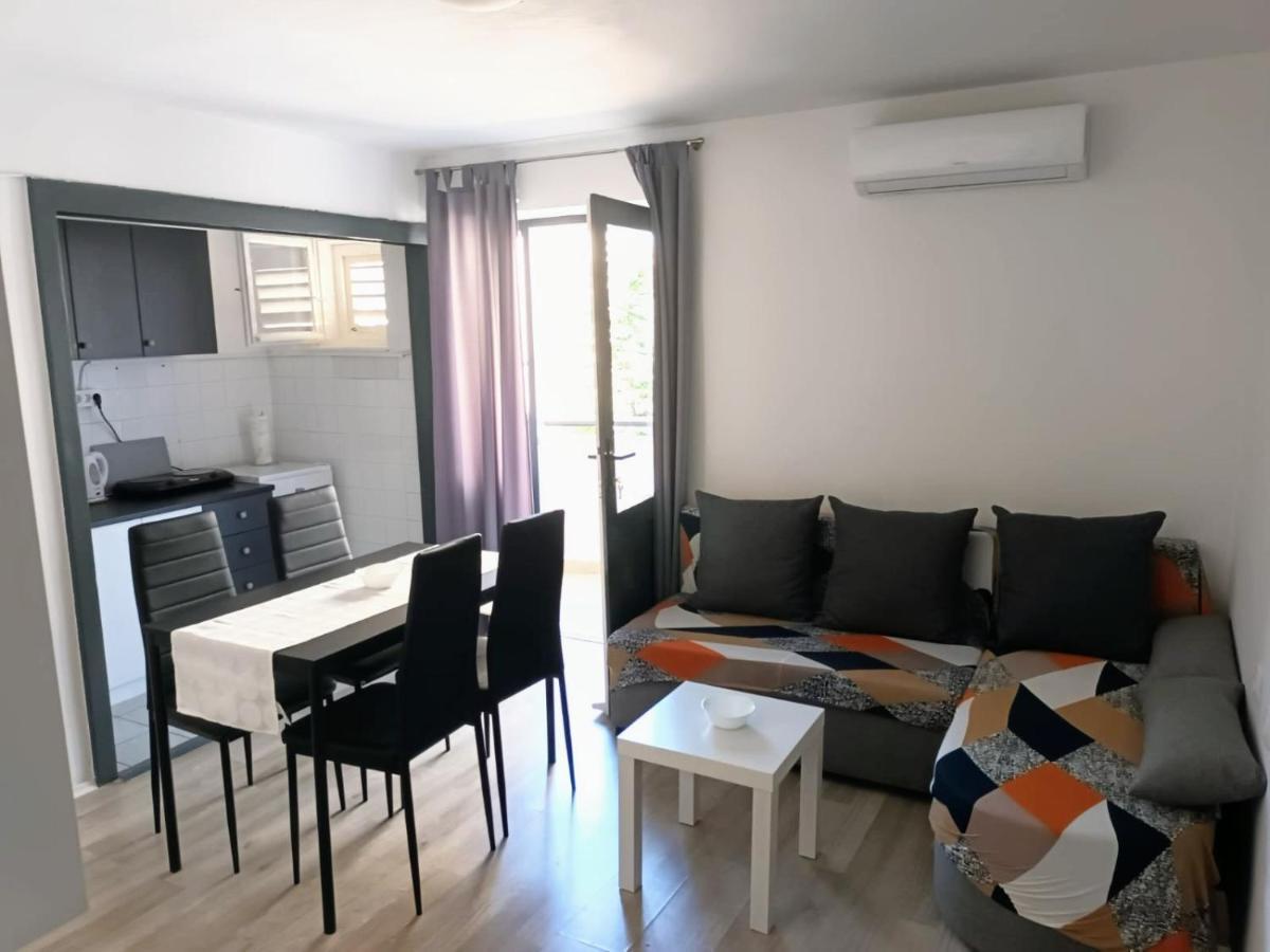 Apartment None Makarska Bagian luar foto